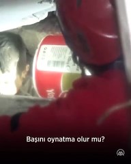 Adana'da enkaz altından küçük çocuk kurtarıldı “Çıkınca çikolata alacağız sana”