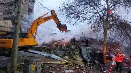 Osmaniye'de yıkılan 9 katlı binada yangın çıktı