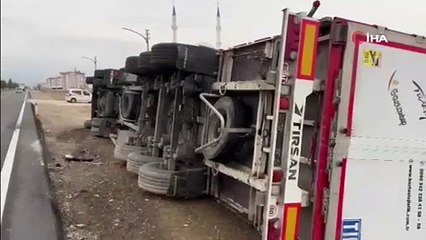 Tekstil fabrikası TIR'ı devrildi: 1 yaralı