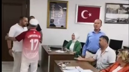 Belediye meclis toplantısında gergin anlar: İş insanı bastı