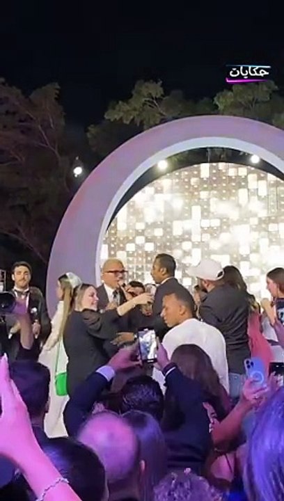 عمرو دياب يصفع معجب على وجهه في فرح ابنة المنتج محمد السعدي