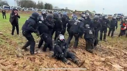 Polisleri çamurda bırakıp gittiler. Köylülerin eylemine müdahale etmek isteyen polisler çamura saplandı