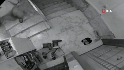 Bu da titiz hırsız: Ayakkabıları önce numarasına bakıp sonra koklayarak çaldı