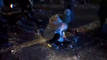 Rusya katliama doymuyor. Füzelerin ardından enkazı küçük çocuklar temizliyor