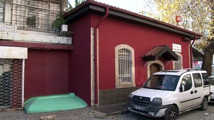 Şehrin ortasında gizemli yatır. Gören dua ediyor