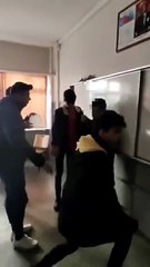 Liseli öğrenciler arkadaşlarını dövüp zorla oyun oynattılar. Siyasilerin her gün kin, nefret, hakaret lafları ettiği ülkenin son hali
