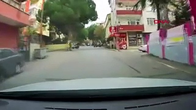 Kartal'da motosiklet sepetindeki çocuk düştü, otomobil son anda durdu