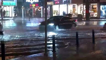 İzmir’de sağanak yağış etkili oldu
