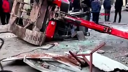 İş makinesiyle birlikte 3'üncü kattan düştü