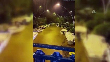 Muğla’yı sağanak vurdu. İş yerlerini su bastı, ağaçlar devrildi