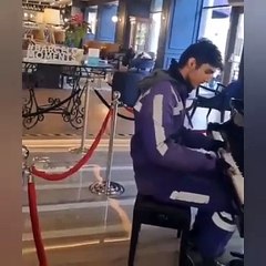 Piyanoyu kullanabilir miyim diyen kurye çalışıyla mest etti