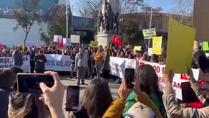 Saray'ın şarkıcısı Demet Akalın öğretmen eylemine katıldı