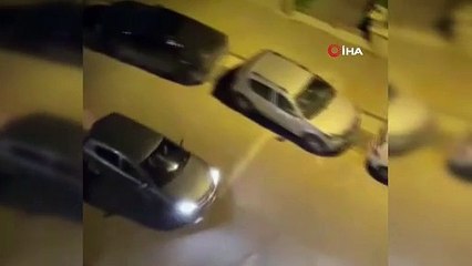 Alkollü sürücü sokaktaki otomobilleri sıraya dizdi. Park halindeki araçlara çarpıp kaçtı