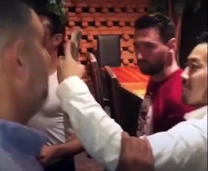 Nusret'le fotoğraf için sıraya giren Messi, kupayı alınca arkasını döndü