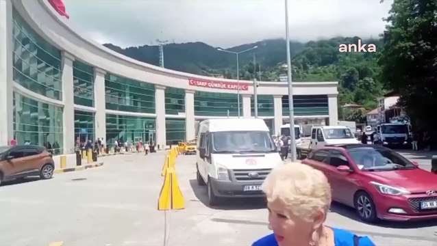 Gürcistan sınırında ucuz telefon kuyruğu. Yılbaşı öncesi binlerce Türk sınır kapısına akın etti