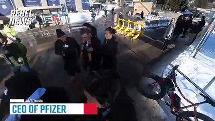 Bu soruları Türkiye’de yandaş gazeteciler soramaz. Demokrasilerde özgür medya böyle oluyor