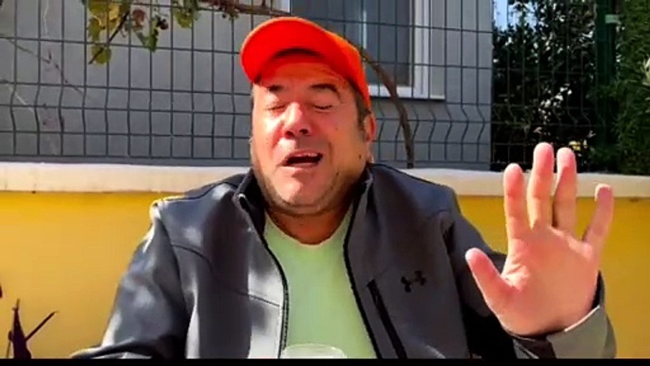 Ata Demirer'den 'Liman abisi' taklidi. Bir elde rakı gözler fıldır fıldır