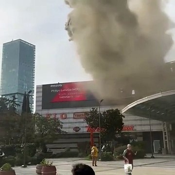 İstanbul'da dev AVM'de yangın. Dumanlar gökyüzünü kapladı