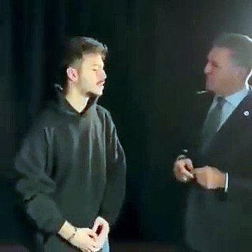 Mustafa Sarıgül yanında duran gence bir vurdu genç ekrandan dışarıya uçtu