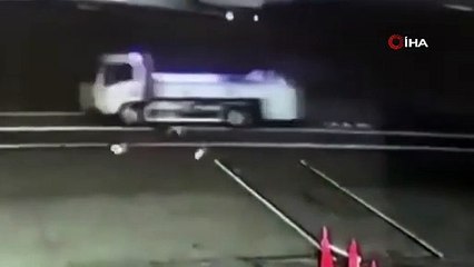 Havaalanında uçağa yol gösteren kadına kamyon çarptı