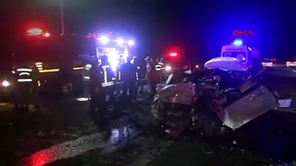 Kaza değil cinayet. Otoyolda 'U' dönüşü yapan çekiciye otomobil çarptı 4 ölü