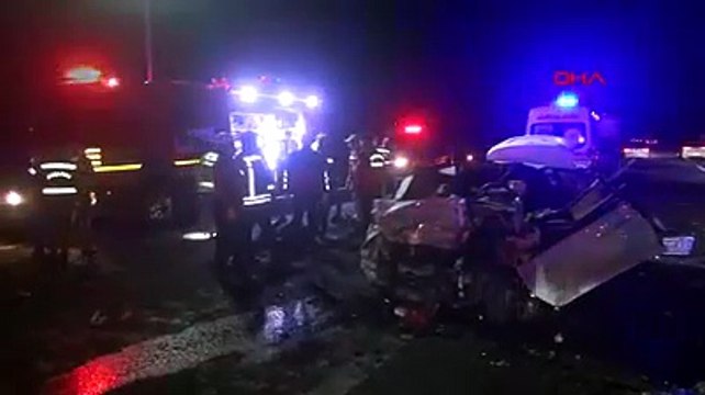 Kaza değil cinayet. Otoyolda 'U' dönüşü yapan çekiciye otomobil çarptı 4 ölü