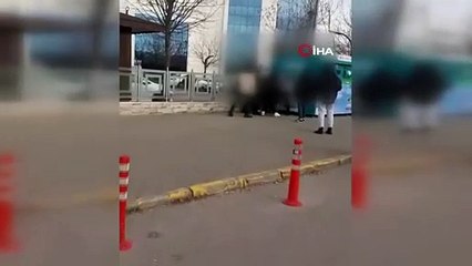 Erkekler şaştı kaldı.Kızların kavgasında şok cihazı çekildi