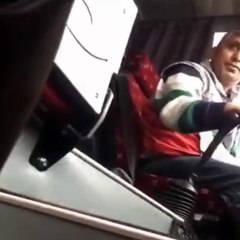 Kaçak Afganları resmi plakalı araçla mahalleye bıraktılar. Skandal görüntüler