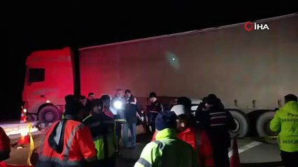 Feci kaza. 'Yasak' noktadan dönüş yapan TIR'a çarptı 