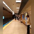Etrafındakilere aldırış etmeden metroda tuvaletini yaptı