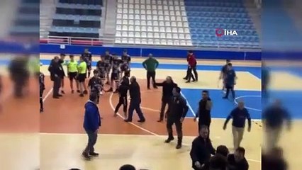 Liseli öğrenciler maçta birbirine girdi, kavgaya polis müdahale etti