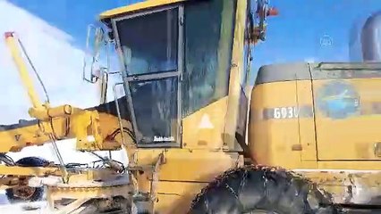 Van'da kar nedeniyle kapanan yollar açıldı