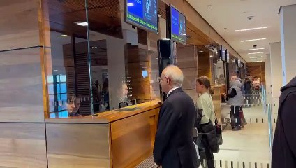 Kemal Kılıçdaroğlu Almanya’da pasaport kuyruğuna kendisi girdi. Orhan Uğuroğlu adım adım Bay Kemal’in peşinde