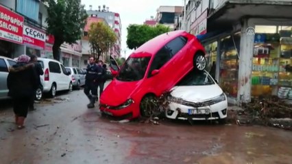 Download Video: Antalya'da sel felaketi: Arabalar sürüklendi okullar tatil edildi