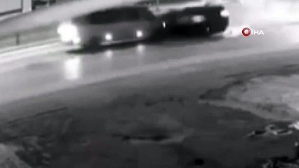 Kayan otomobil yolun karşısındaki servis aracına çarparak durdu