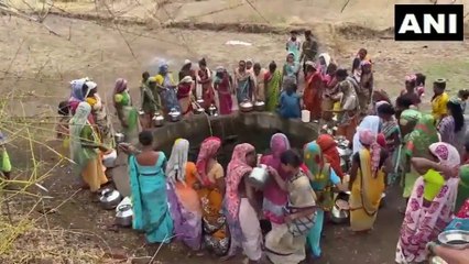 नासिक के एक गांव में पानी का संकट गहरा गया है,महिलाओं को पानी लाने के लिए मीलों चलना पड़ रहा है