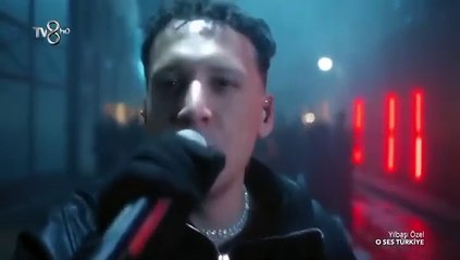 Şarkıcı Edis 'O Ses Türkiye' sahnesine uçarak indi