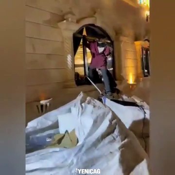 Yaşıtları içerde eğlenirken kağıt toplayıcı çocuklar onları camdan izledi. Camlara tırmanmaya çalıştılar