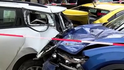 Maltepe'de zincirleme kazada çöp konteyneri kadının üzerine düştü; kaza anı kamerada