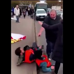 Sürücüler göstericileri kaldırıma attı. İklim aktivistleri yolu oturarak kapattı