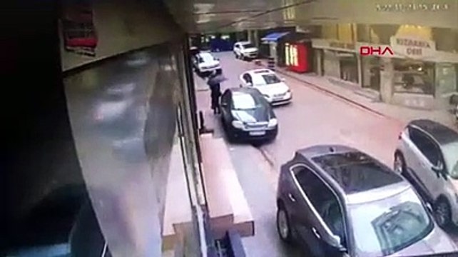 Bir yaşımıza daha girdik. Türkiye'deki İranlılar sahte polis kılığında yol kontrolü yaparak yaparak insanların parasını aldılar
