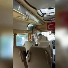 Anaokulu öğrencilerinin bulunduğu servise saldırı. Çocuklar ağlayarak izlediler. Polis yok mu bu ülkede?