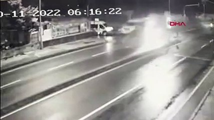 Kartal'da servis aracı ile kamyonet çarpıştı. Ölü ve yaralılar var. İşte o anlar