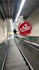 Yürüyen merdivenden kayan küçük çocuk taklalar atarak uçtu