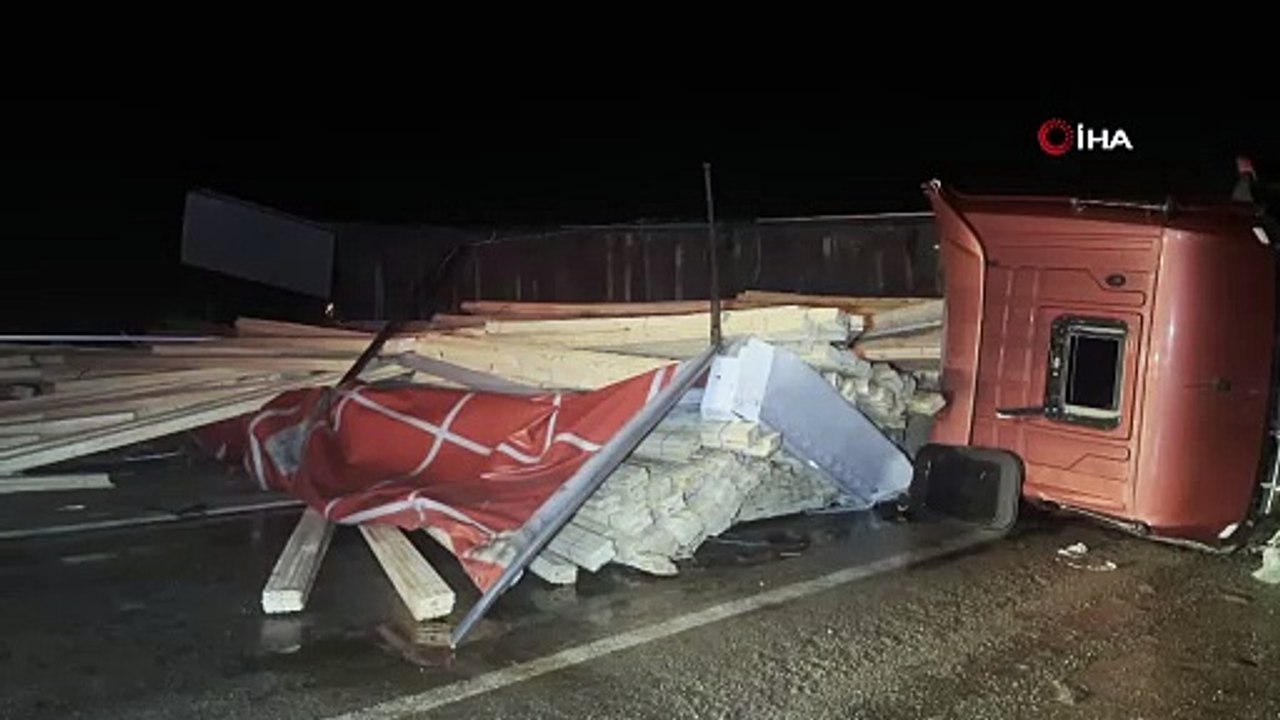 TIR devrildi! Yol ulaşıma kapandı