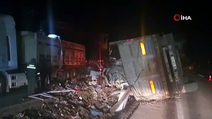 Kontrolden çıkan hurda yüklü TIR devrildi