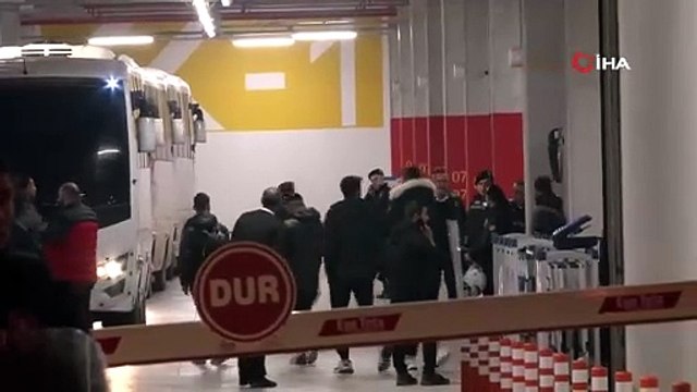 Altay kafilesi, stattan polis otobüsüyle ayrıldı