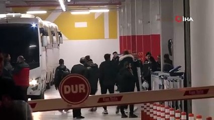 Altay kafilesi, stattan polis otobüsüyle ayrıldı