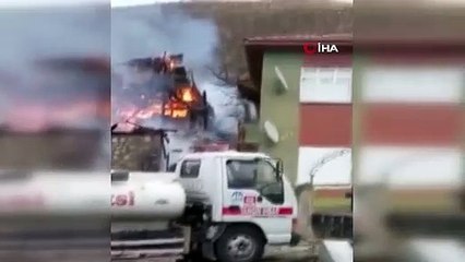 Köyde çıkan yangında iki ev alev alev yandı