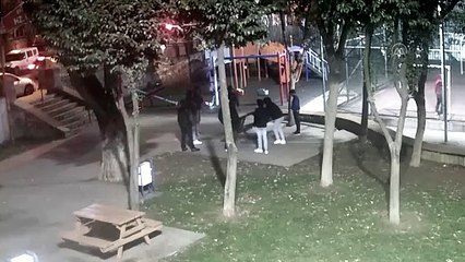 Parktaki oturma grubunu çaldılar. Belediyenin güvenlik kameraları her şeyi çekti